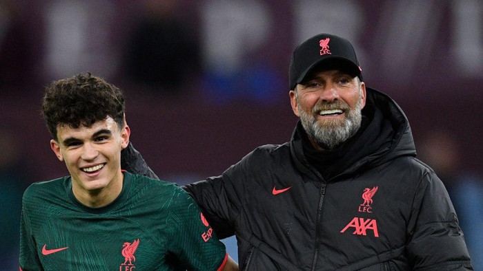 Liverpools German manager Jurgen Klopp (R) congratulates Liverpools Spanish defender Stefan Bajcetic at the end of the English Premier League football match between Aston Villa and Liverpool at Villa Park in Birmingham, central England on December 26, 2022. - RESTRICTED TO EDITORIAL USE. No use with unauthorized audio, video, data, fixture lists, club/league logos or live services. Online in-match use limited to 120 images. An additional 40 images may be used in extra time. No video emulation. Social media in-match use limited to 120 images. An additional 40 images may be used in extra time. No use in betting publications, games or single club/league/player publications. (Photo by Oli SCARFF / AFP) / RESTRICTED TO EDITORIAL USE. No use with unauthorized audio, video, data, fixture lists, club/league logos or live services. Online in-match use limited to 120 images. An additional 40 images may be used in extra time. No video emulation. Social media in-match use limited to 120 images. An additional 40 images may be used in extra time. No use in betting publications, games or single club/league/player publications. / RESTRICTED TO EDITORIAL USE. No use with unauthorized audio, video, data, fixture lists, club/league logos or live services. Online in-match use limited to 120 images. An additional 40 images may be used in extra time. No video emulation. Social media in-match use limited to 120 images. An additional 40 images may be used in extra time. No use in betting publications, games or single club/league/player publications. (Photo by OLI SCARFF/AFP via Getty Images)