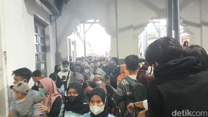 Suasana penumpang KRL di Stasiun Balapan Solo, Selasa (27/12/2022)