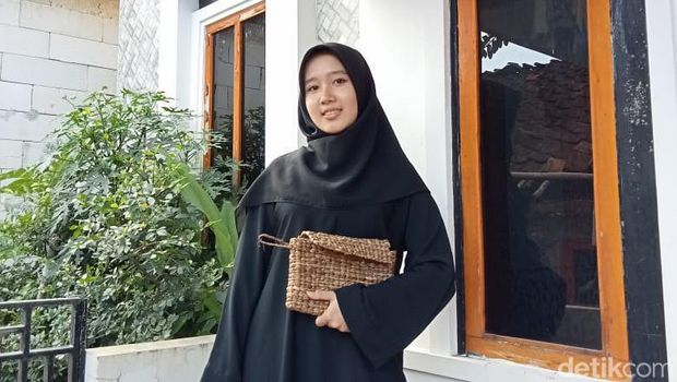 Susi Lestari (17) mengembangkan kerajinan tas dari bahan eceng gondok