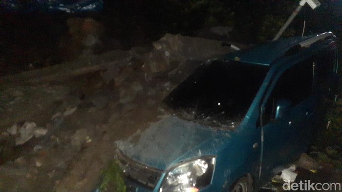 Talud di Kelurahan Jomblang Semarang longsor timpa mobil, Senin (26/12/2022) malam.