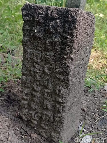Temuan prasasti di Makam Lamongan diduga dari masa Kerajaan Majapahit