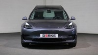 Tampang area depan masih identik dengan Tesla Model 3 versi standar. Soal harga dalam laman Derks disebutkan satu unit mobil Tesla Model 3 itu dijual €113,950 atau sekitar Rp 1,9 miliaran. Foto: Dok. Derks