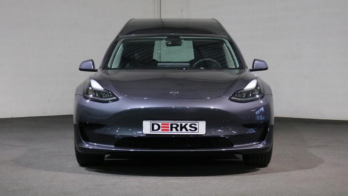 Tesla Model 3 jadi mobil jenazah Tesla Model 3 jadi mobil jenazah