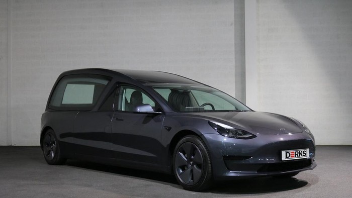 Tesla Model 3 jadi mobil jenazah Tesla Model 3 jadi mobil jenazah
