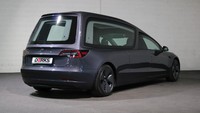 Bentuk Tesla Model 3 sudah tidak aerodinamis lagi ketika disulap menjadi mobil jenazah. Derks tetap mempertahankan bemper asli hanya saja bagian belakang Tesla Hearse 3 sudah lebih lebar dan tinggi guna mengakomodir peti jenazah. Foto: Dok. Derks