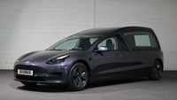 Mobil ini bisa memuat peti mati karena wheelbase-nya sudah dibikin lebih panjang dari versi standar. Hasilnya, Tesla Hearse 3 memiliki panjang 5,56 m (218,9 inci), yang lebih panjang 866 mm (34,1 inci) dari sedan Model 3 standar. Foto: Dok. Derks