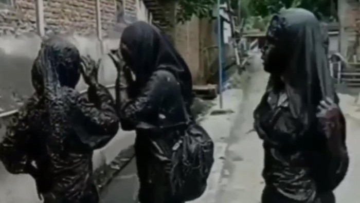 Tiga bocah perempuan tercebur got usai berboncengan satu sepeda motor yang viral di medsos. Diduga kejadiannya di Desa Gubug, Kabupaten Grobogan, belum lama ini.