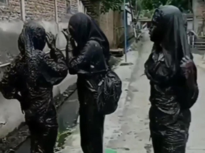 Tiga bocah perempuan tercebur got usai berboncengan satu sepeda motor yang viral di medsos. Diduga kejadiannya di Desa Gubug, Kabupaten Grobogan, belum lama ini.