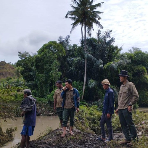 Tim BKSDA NTB sisir lokasi penemuan buaya muara di Sungai Tarung-Arung, Desa Bangket Parak, Kecamatan Pujut, Kabupaten Lombok Tengah. (Foto: IST)