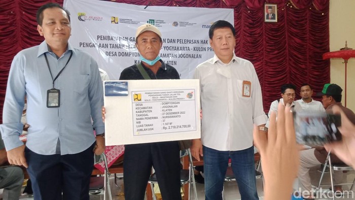 Nur Siswanto menerima UGK tol Jogja-Solo.