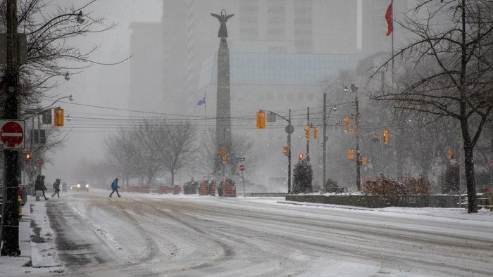 Kanada tengah diterjang badai musim dingin. Jalanan kota Toronto yang biasanya ramai, kini menjadi sepi. N