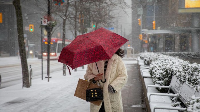 Toronto Diterjang Badai Musim Dingin, Jalanan Jadi Sepi Kanada tengah diterjang badai musim dingin. Jalanan kota Toronto yang biasanya ramai, kini menjadi sepi. N