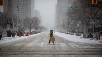 Hembusan angin hingga 90 km/jam menghasilkan salju yang menutupi jalanan wilayah Toronto.
