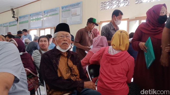 Toyo warga Klaten duduk menunggu pencairan uang gantu kerugian (UGK) atau UGR tol Jogja-Solo, Selasa (27/12/2022).