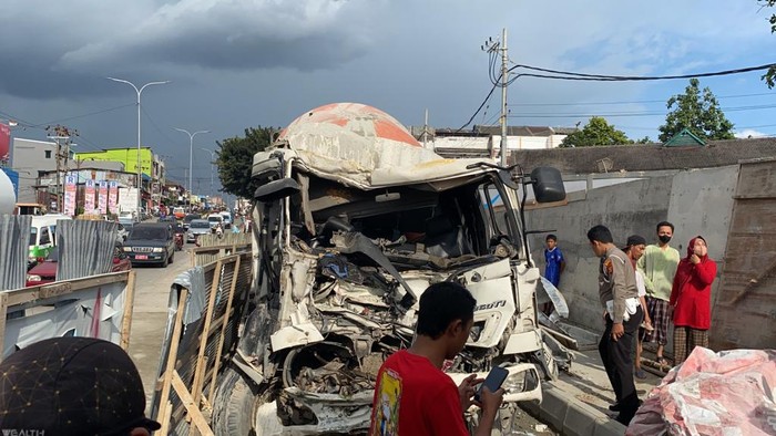 Truk molen di Balikpapan, Kaltim tabrakan gegara rem blong.