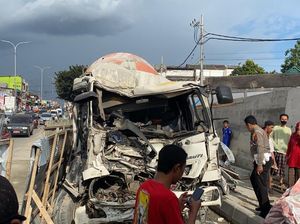 Truk Molen di Balikpapan Tabrakan gegara Rem Blong, Sopir Tewas