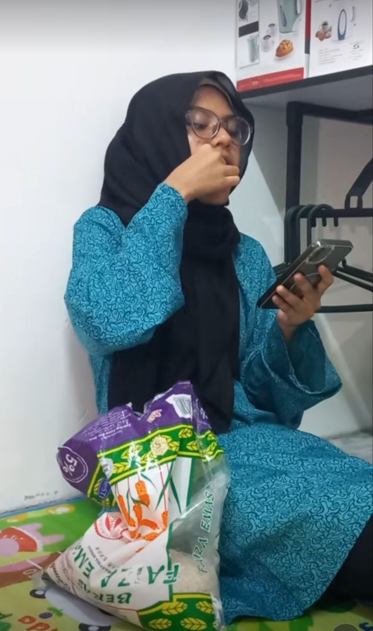 Viral Video Wanita Asyik Ngemil Beras Mentah, Netizen: Kayak Makan Kuaci Ya!