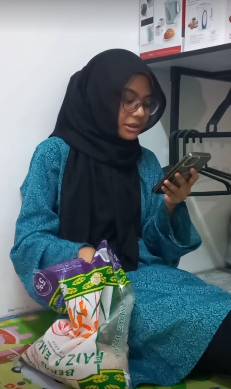 Viral Video Wanita Asyik Ngemil Beras Mentah, Netizen: Kayak Makan Kuaci Ya!
