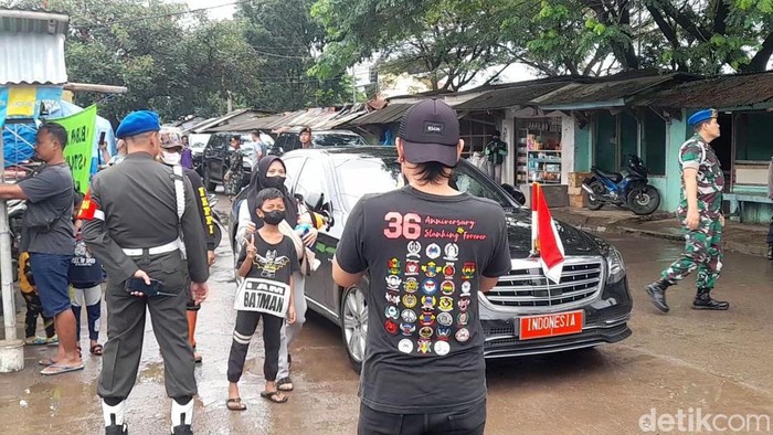 Warga Subang berfoto di mobil Jokowi