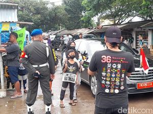 Bahagianya Warga Subang Berfoto di Depan Mobil Jokowi