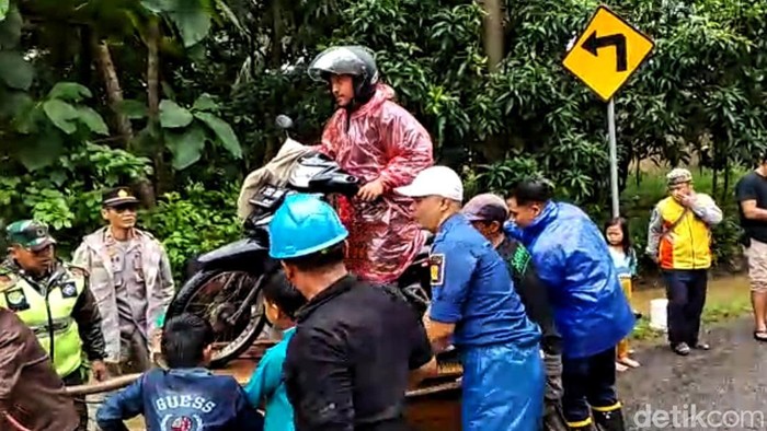 Warga Sukabumi angkut motor ke gerobak hindari banjir
