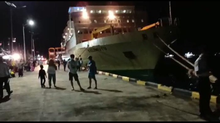 Wisatawan mulai masuk ke dalam kapal KM Kelimutu di Pelabuhan Legon Bajak, Karimunjawa, Jepara, Selasa (27/12/2022).