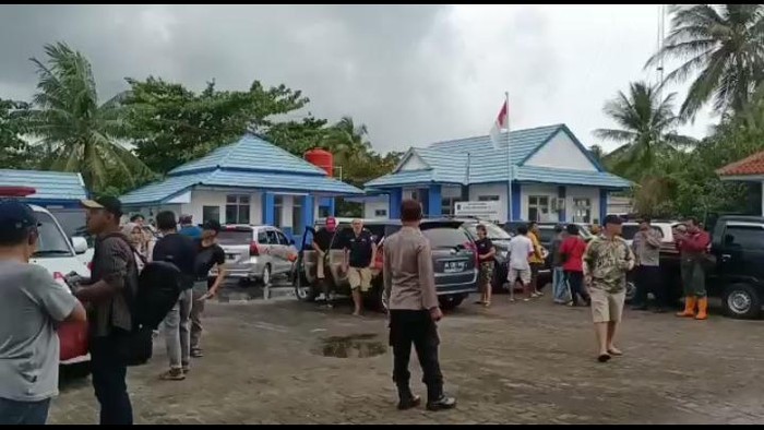 Wisatawan yang terjebak cuaca buruk di Karimunjawa mulai berdatangan ke pelabuhan, Selasa (27/12/2022).