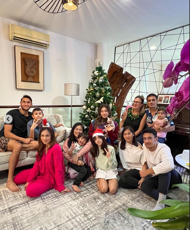 Walaupun beragama Islam namun Wulan tetap ikut merayakan Natal untuk menghormati sang ibu dan adik bungsunya yang merayakan hari raya tersebut. Hal itu disampaikan Wulan melalui kolom komentar di unggahannya. Foto: Instagram/@sharazaaa