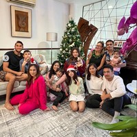 Walaupun beragama Islam namun Wulan tetap ikut merayakan Natal untuk menghormati sang ibu dan adik bungsunya yang merayakan hari raya tersebut. Hal itu disampaikan Wulan melalui kolom komentar di unggahannya. Foto: Instagram/@sharazaaa