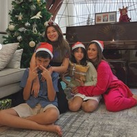 Wulan tampak berfoto bersama ketiga anaknya yang hadir untuk ikut merayakan Natal. Keempatnya terlihat kompak mengenakan hiasan kepala bertema Natal. Wulan dan kedua anaknya tampak mengenakan topi Santa Klaus, sementara Shalom mengenakan bando yang sudah dilengkapi dengan hiasan bertema Natal. Foto: Instagram/@wulanguritno