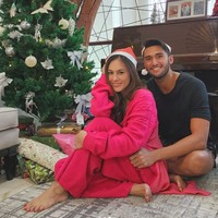 Ikut hadir menemani sang kekasih, Sabda Ahessa juga terlihat ikut berpose mesra bersama Wulan Guritno. Keduanya berpose duduk di sebelah pohon Natal yang dan tumpukan kado-kado Natal. Foto: Instagram/@wulanguritno