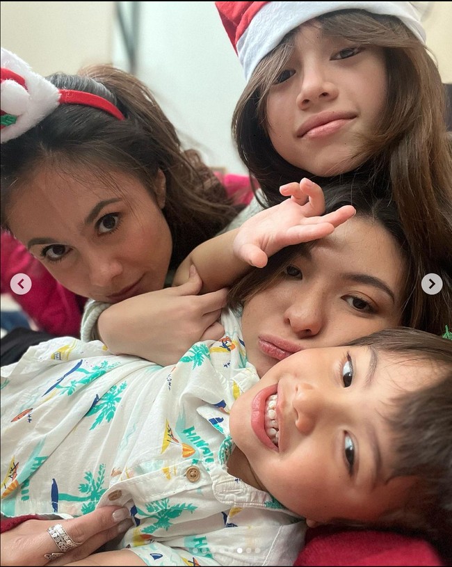 Begini potret Wulan Guritno bersama anak-anak dan keponakannya. Mereka tampak begitu dekat dan akrab. Foto: Instagram/@sharazaaa