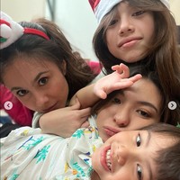 Begini potret Wulan Guritno bersama anak-anak dan keponakannya. Mereka tampak begitu dekat dan akrab. Foto: Instagram/@sharazaaa