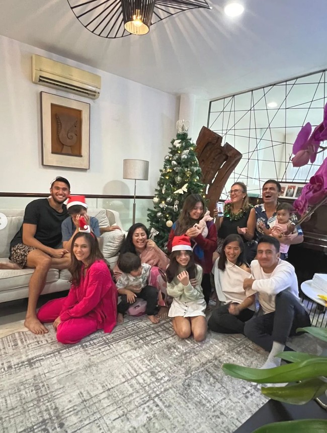 Wulan Guritno tampak merayakan Natal bersama keluarga besarnya. Melalui akun Instagram pribadinya, Wulan tampak membagikan foto-foto keceriaan perayaan Natalnya. Foto: Instagram/@wulanguritno