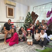 Wulan Guritno tampak merayakan Natal bersama keluarga besarnya. Melalui akun Instagram pribadinya, Wulan tampak membagikan foto-foto keceriaan perayaan Natalnya. Foto: Instagram/@wulanguritno