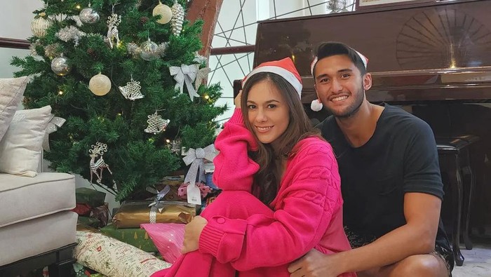 Wulan Guritno merayakan Natal dengan Sabda Ahesa.
