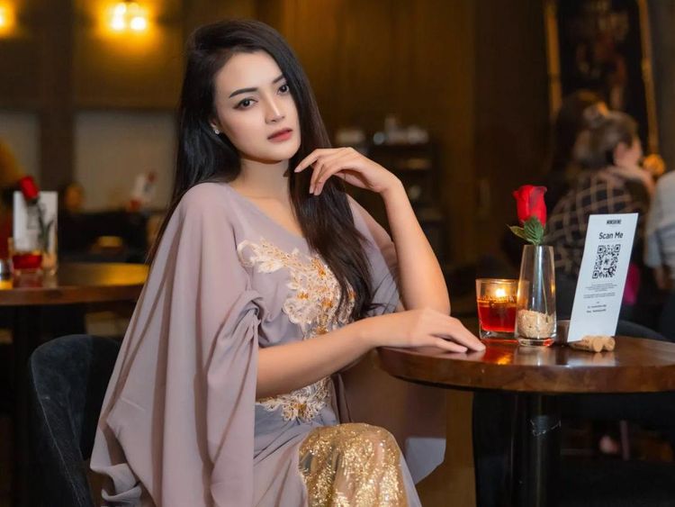 5 Potret Adelia Zizi yang Rindu Rebutan Gorengan Saat Bukber Keluarga