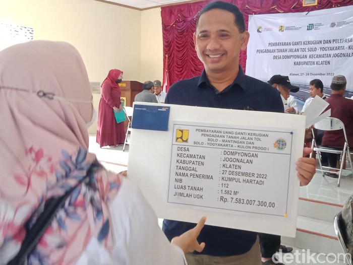 Adik dari Kasatpol PP Pemkab Klaten, Kumpul Hartadi, menerima uang ganti rugi (UGK) dari proyek tol Jogja-Solo Rp 7,5 miliar, Rabu (28/12/2022).