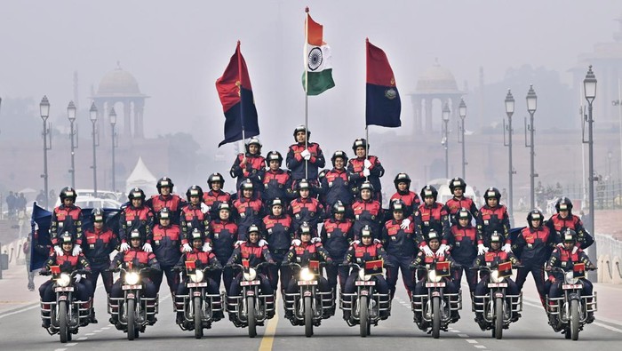 Aksi Akrobatik Para Wanita India di Atas Motor NEW DELHI, INDIA - DECEMBER 27: BSF's all-women daredevil motorcycle team Seema Bhawani attempts a Limca Book Record on the Kartavya Path on December 27, 2022 in New Delhi, India. BSF Seema Bhawani all-women daredevil motorcycle team was raised in the year 2016, and has some stunning performances to its credit including having displayed their skills twice on the occasion of Republic Day Parade at Rajpath, New Delhi in 2018 and 2022. (Photo by Sanjeev Verma/Hindustan Times via Getty Images)