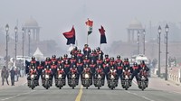 Tim sepeda motor BSF Seema Bhawani ini berisi wanita-wanita pemberani yang memiliki hobi akrobatik di atas motor.  