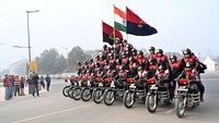 Tim BSF Seema Bhawani menunjukkan keahlian mereka di atas sepeda motor.  