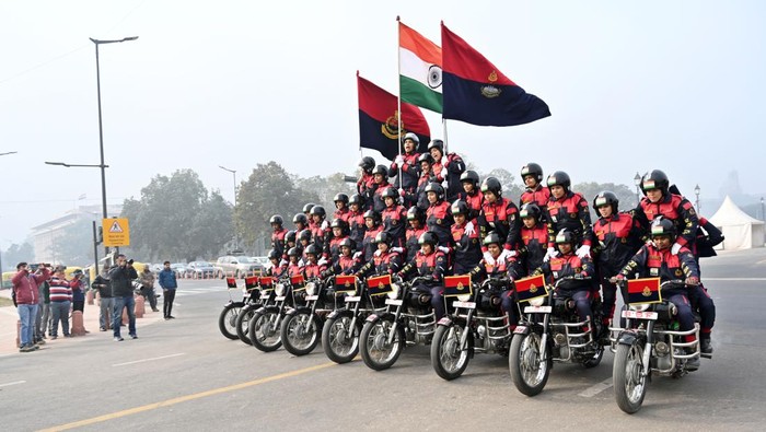 Aksi Akrobatik Para Wanita India di Atas Motor NEW DELHI, INDIA - DECEMBER 27: BSF's all-women daredevil motorcycle team Seema Bhawani attempts a Limca Book Record on the Kartavya Path on December 27, 2022 in New Delhi, India. BSF Seema Bhawani all-women daredevil motorcycle team was raised in the year 2016, and has some stunning performances to its credit including having displayed their skills twice on the occasion of Republic Day Parade at Rajpath, New Delhi in 2018 and 2022. (Photo by Sanjeev Verma/Hindustan Times via Getty Images)