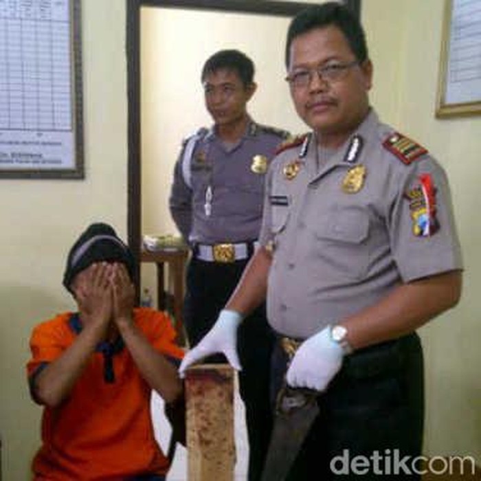 Anam dan barang bukti pembunuhan Suyono saat diamankan di Mapolsek Bungah, Gresik