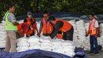 Antisipasi Cuaca Ekstrem, 30 Ton Garam Disemai dari Pesawat