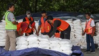 Sejumlah petugas memasukan garam ke dalam pesawat Cassa A-2104 untuk persemaian garam dengan Teknologi Modifikasi Cuaca (TMC) di Skadron Udara 2, Halim Perdanakusuma, Jakarta, Rabu (28/12/2022).