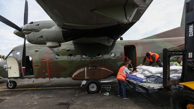 Sejumlah petugas memasukan garam kedalam pesawat Cassa A-2104 untuk persemaian garam dengan Teknologi Modifikasi Cuaca (TMC) di Skadron Udara 2, Halim Perdanakusuma, Jakarta, Rabu (28/12/2022). Pemerintah Provinsi DKI Jakarta bekerjasama dengan TNI Angkatan Udara (TNI AU), Badan Nasional Penanggulangan Bencana (BNPB), BMKG dan Badan Riset dan Inovasi Nasional (BRIN) melaksanakan Teknologi Modifikasi Cuaca (TMC) dengan menyiapkan 30 ton garam untuk persemaian dari tanggal 25 Desember 2022 - 3 Januari 2023 untuk mengantisipasi cuaca ekstrem.