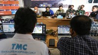 Sejumlah petugas dari BNPB, TNI AU, BMKG dan BRIN melakukan rapat koordinasi untuk Teknologi Modifikasi Cuaca (TMC) dengan persemaian garam di Skadron Udara 2, Halim Perdanakusuma, Jakarta.