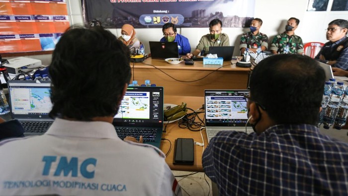 Sejumlah petugas memasukan garam kedalam pesawat Cassa A-2104 untuk persemaian garam dengan Teknologi Modifikasi Cuaca (TMC) di Skadron Udara 2, Halim Perdanakusuma, Jakarta, Rabu (28/12/2022). Pemerintah Provinsi DKI Jakarta bekerjasama dengan TNI Angkatan Udara (TNI AU), Badan Nasional Penanggulangan Bencana (BNPB), BMKG dan Badan Riset dan Inovasi Nasional (BRIN) melaksanakan Teknologi Modifikasi Cuaca (TMC) dengan menyiapkan 30 ton garam untuk persemaian dari tanggal 25 Desember 2022 - 3 Januari 2023 untuk mengantisipasi cuaca ekstrem.