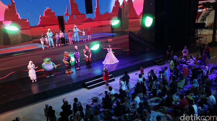 Libur Natal dan Tahun Baru (Nataru) dapat dinikmati di Trans Studio Cibubur. Ada pertunjukan menarik dari Princess Ella, lho.