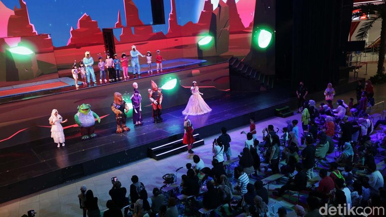 Libur Natal dan Tahun Baru (Nataru) dapat dinikmati di Trans Studio Cibubur. Ada pertunjukan menarik dari Princess Ella, lho.